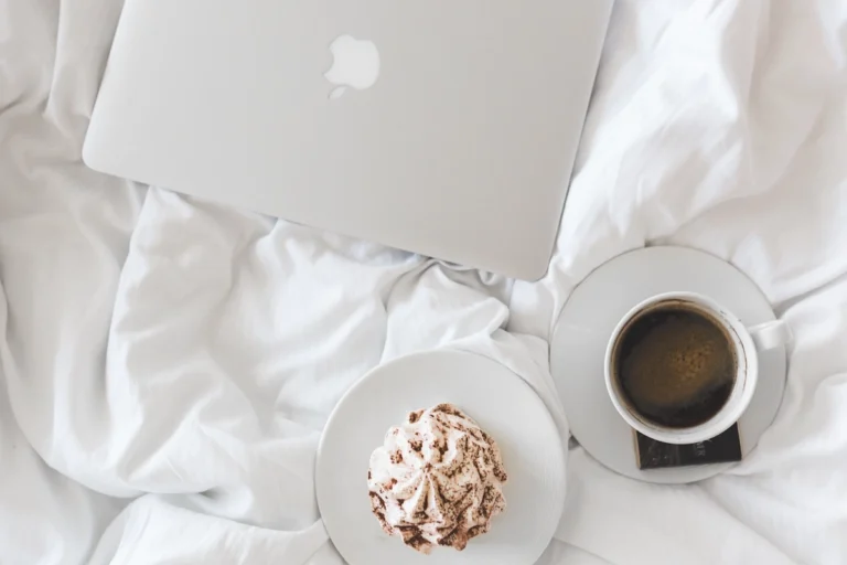 Kaffee und Kuchen im Bett, inkl. Laptop? Keine gute Idee für guten Schlaf.