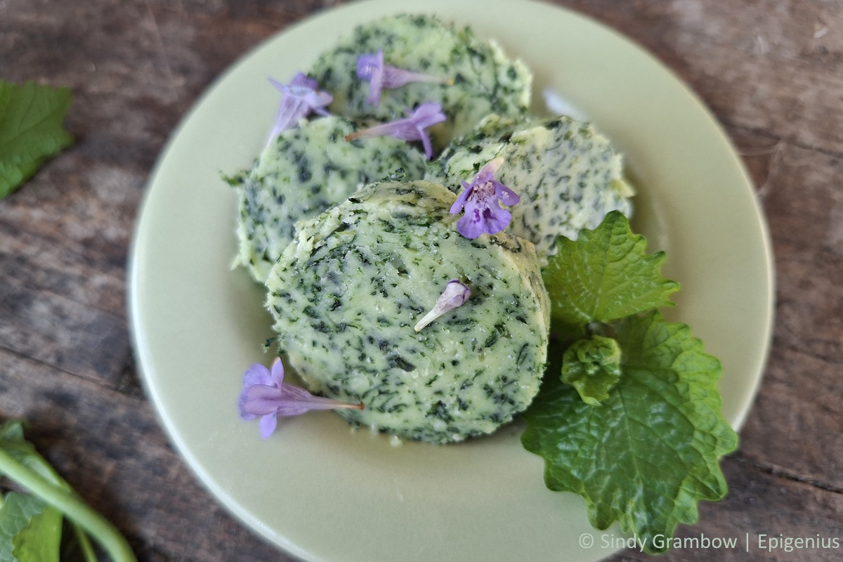 in Scheiben geschnittene Kräuterbutter mit Knoablausrauke auf einen Teller