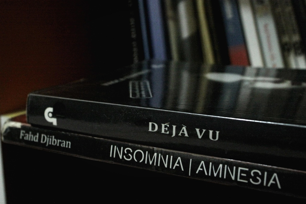 Buchtücken in schwarz mit weißer Aufschrift "Déjà-vu"