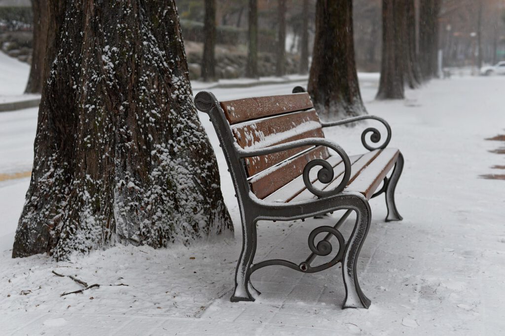 Parkbank im Schnee