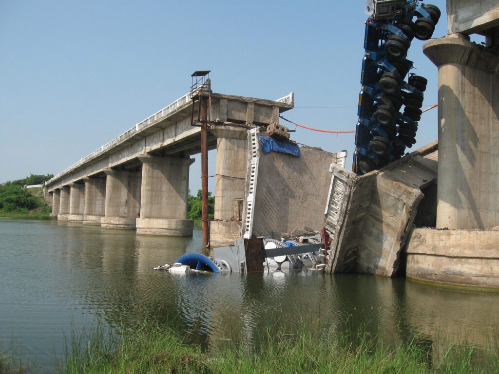 Eine eingestürzte Brücke über einem Fluss