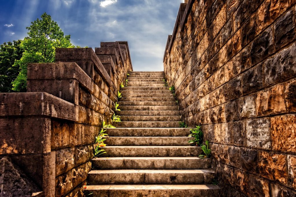 Eine steinerne Treppe, die nach oben führte